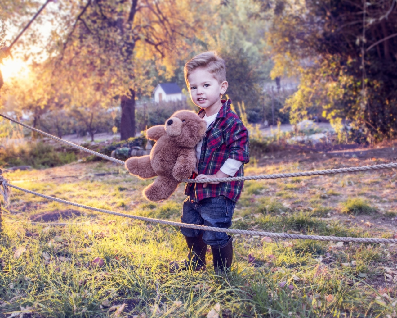 Маленький красивый мальчик с игрушкой