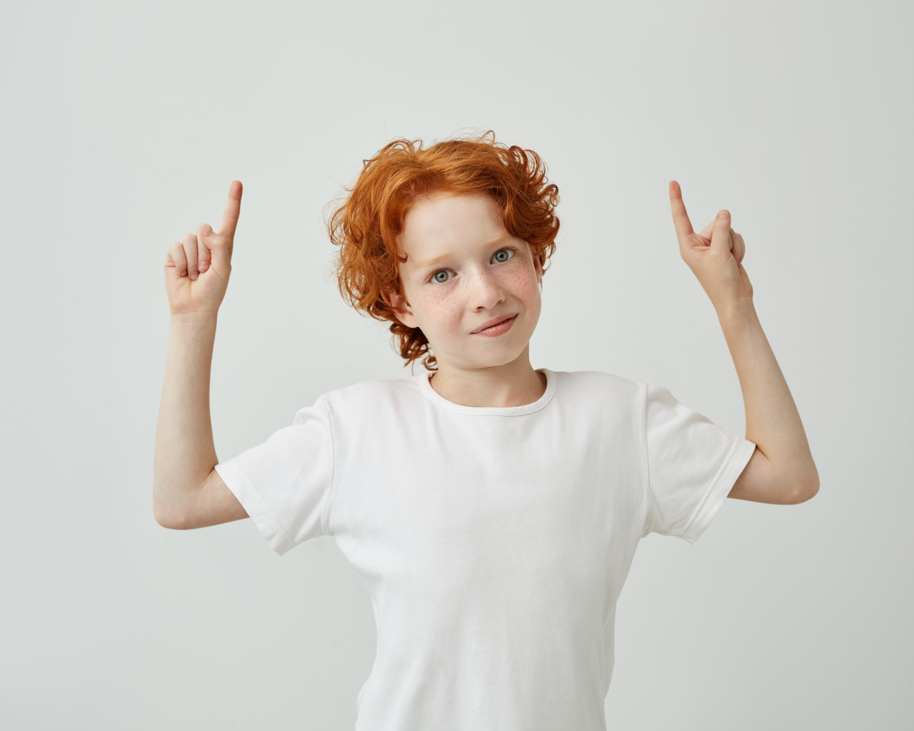 Рыжеволосый мальчик в белой футболке