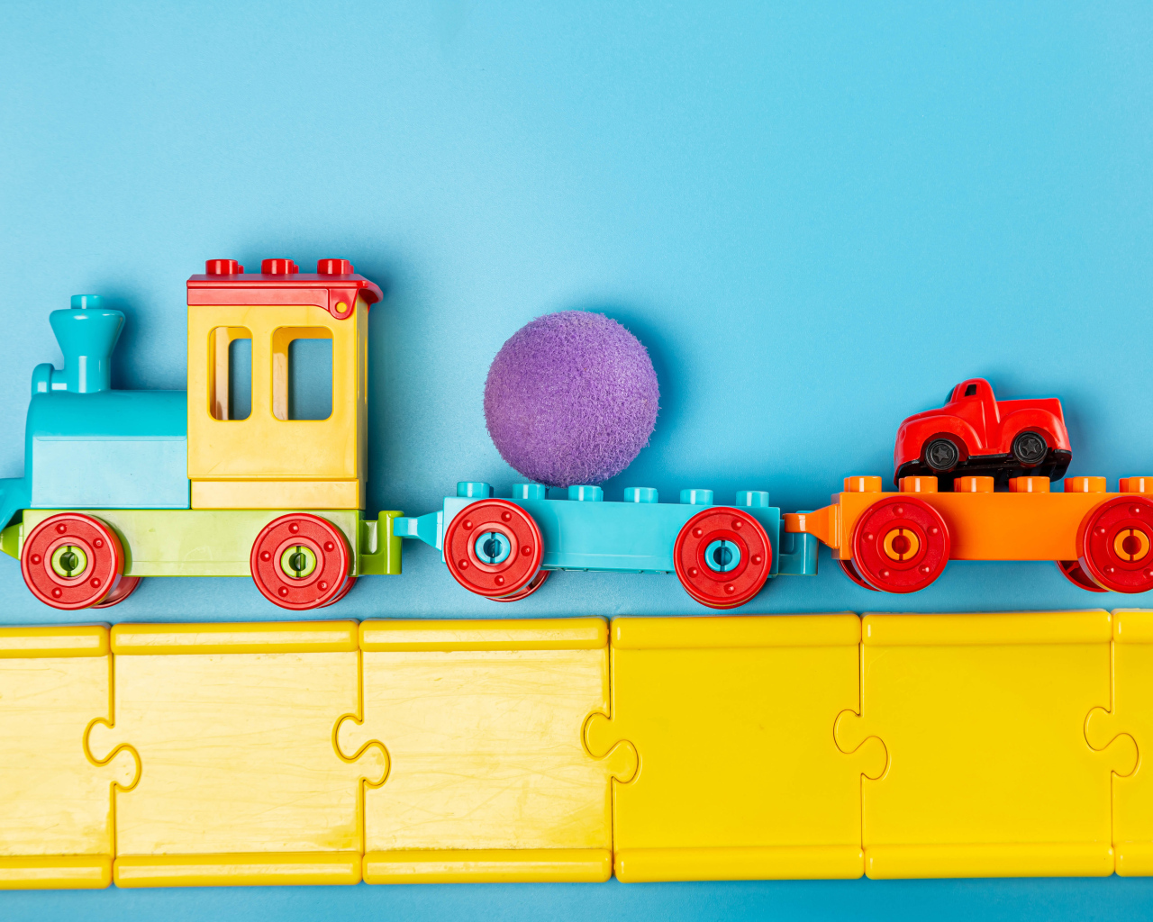 Игрушечный поезд на голубом фоне