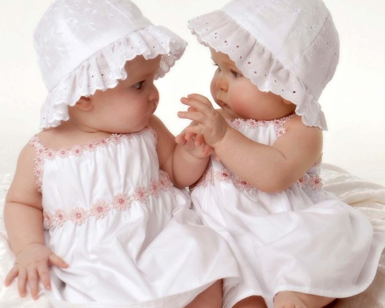 Две маленькие девочки в белых нарядах