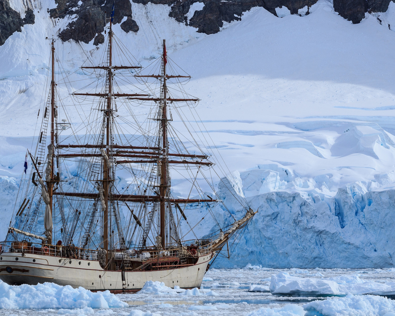 Большое парусное судно в заледеневшем озере