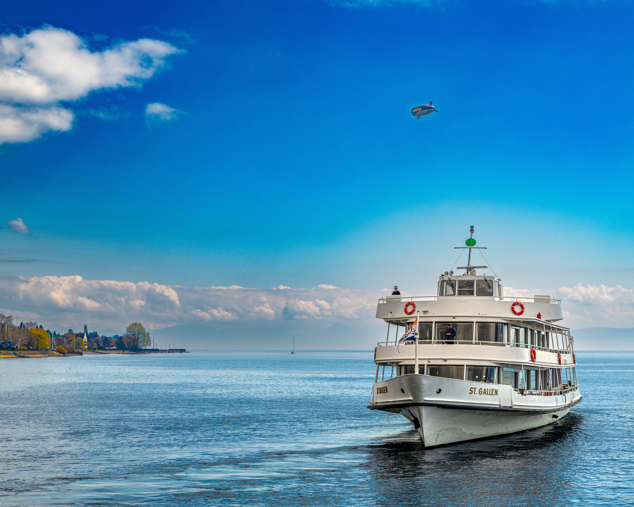 Речное пассажирское судно причаливает к берегу