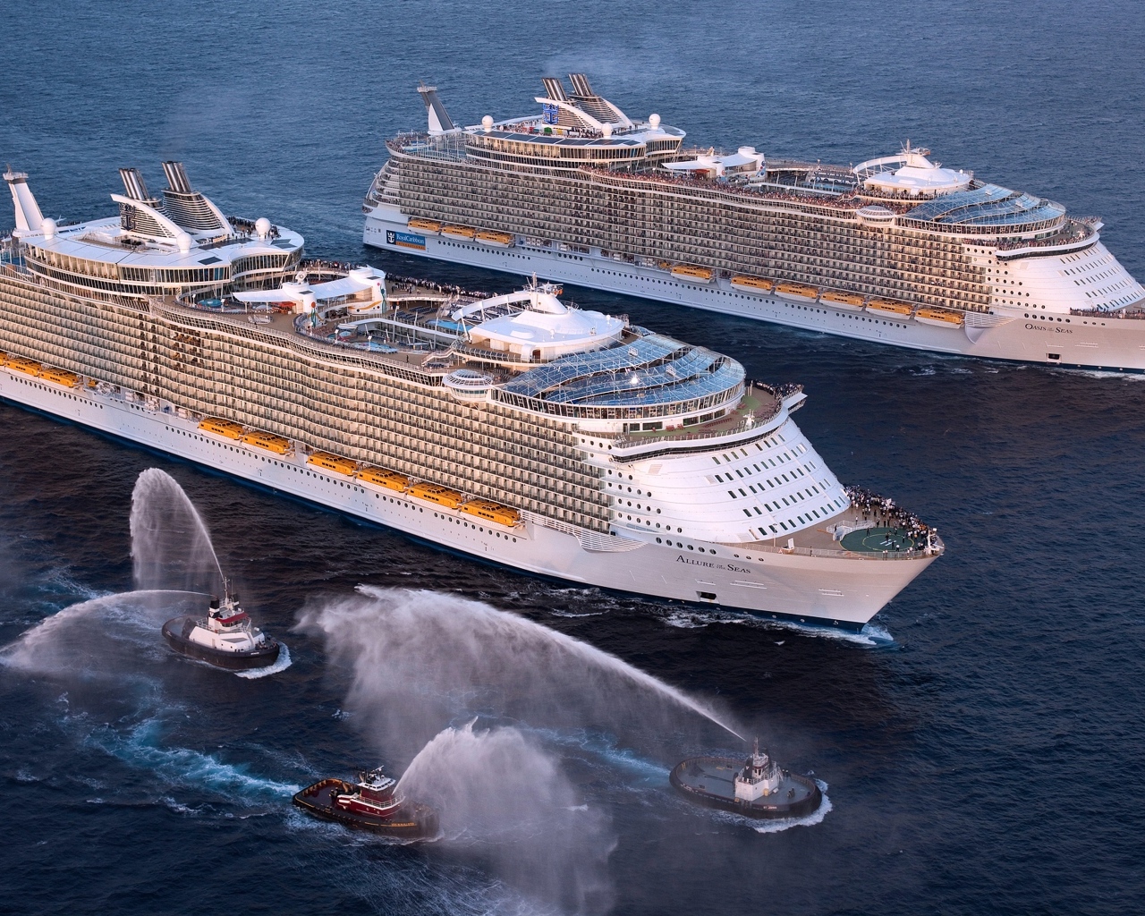 Два круизных лайнера в море