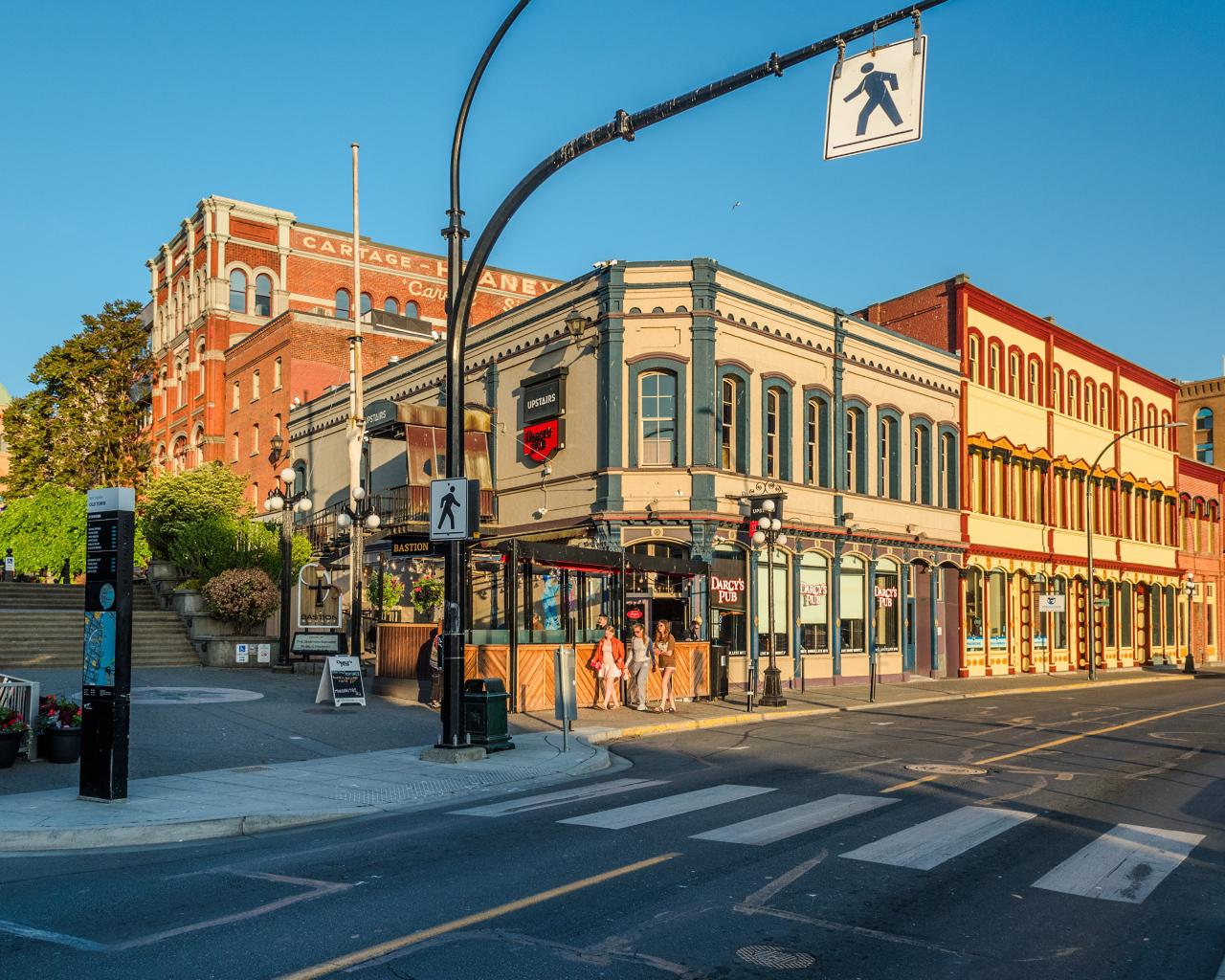 Красивые дома в лучах солнца, Канада 