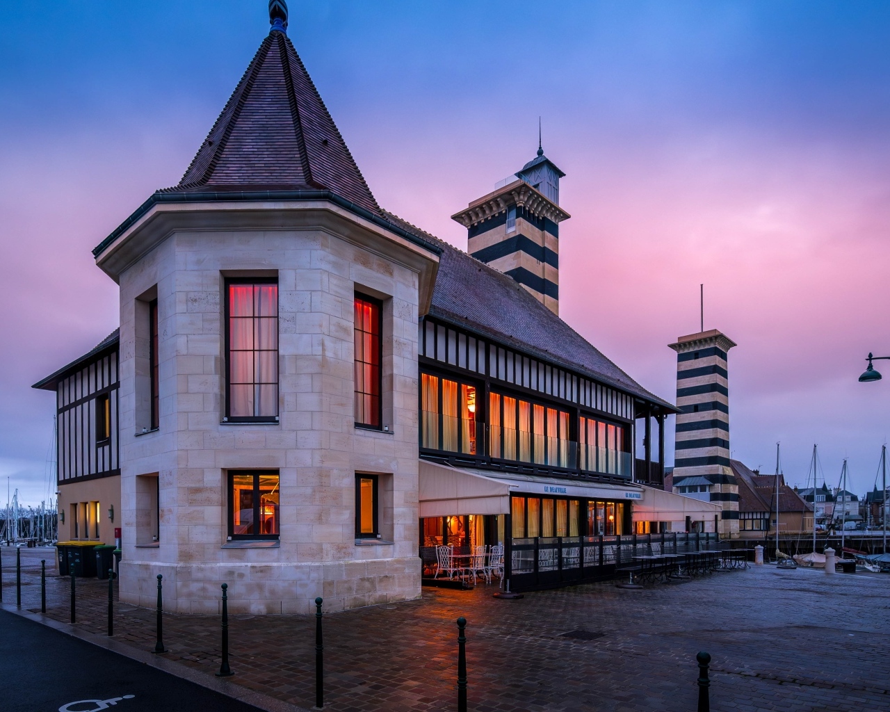 Красивое здание в городе, Франция