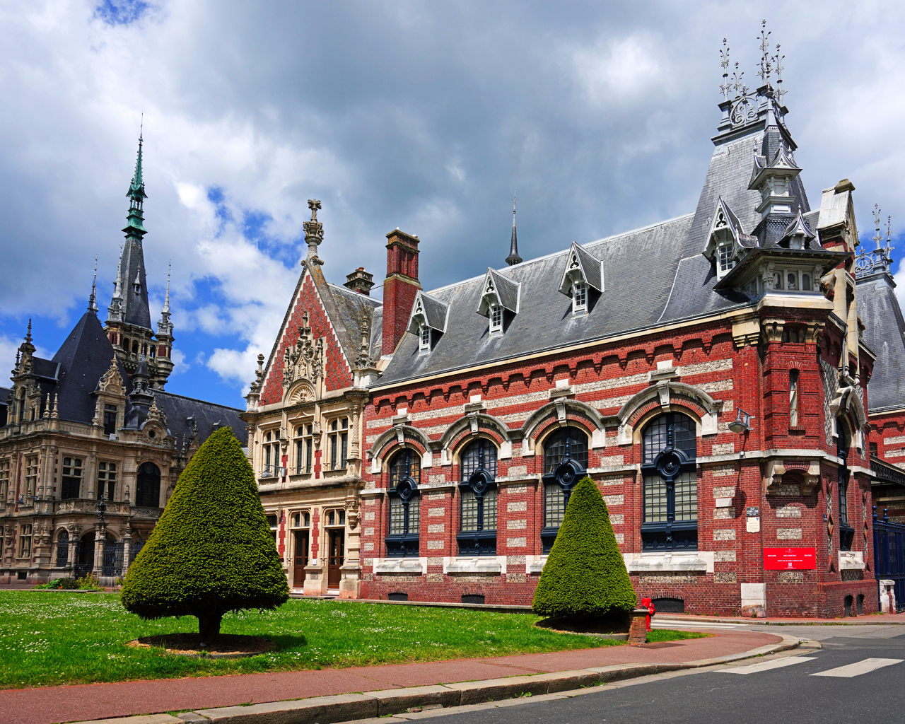 Газон у старинного здания, Франция