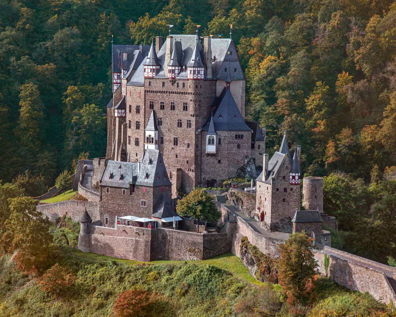 Высокий старинный замок Эльц, Германия