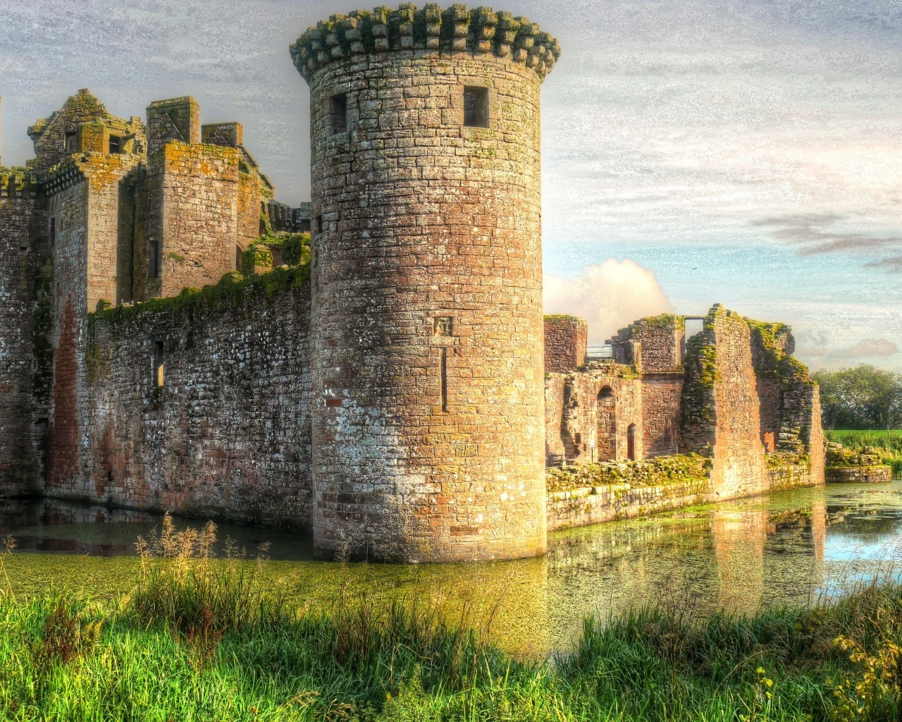 Старинный замок у пруда, Шотландия