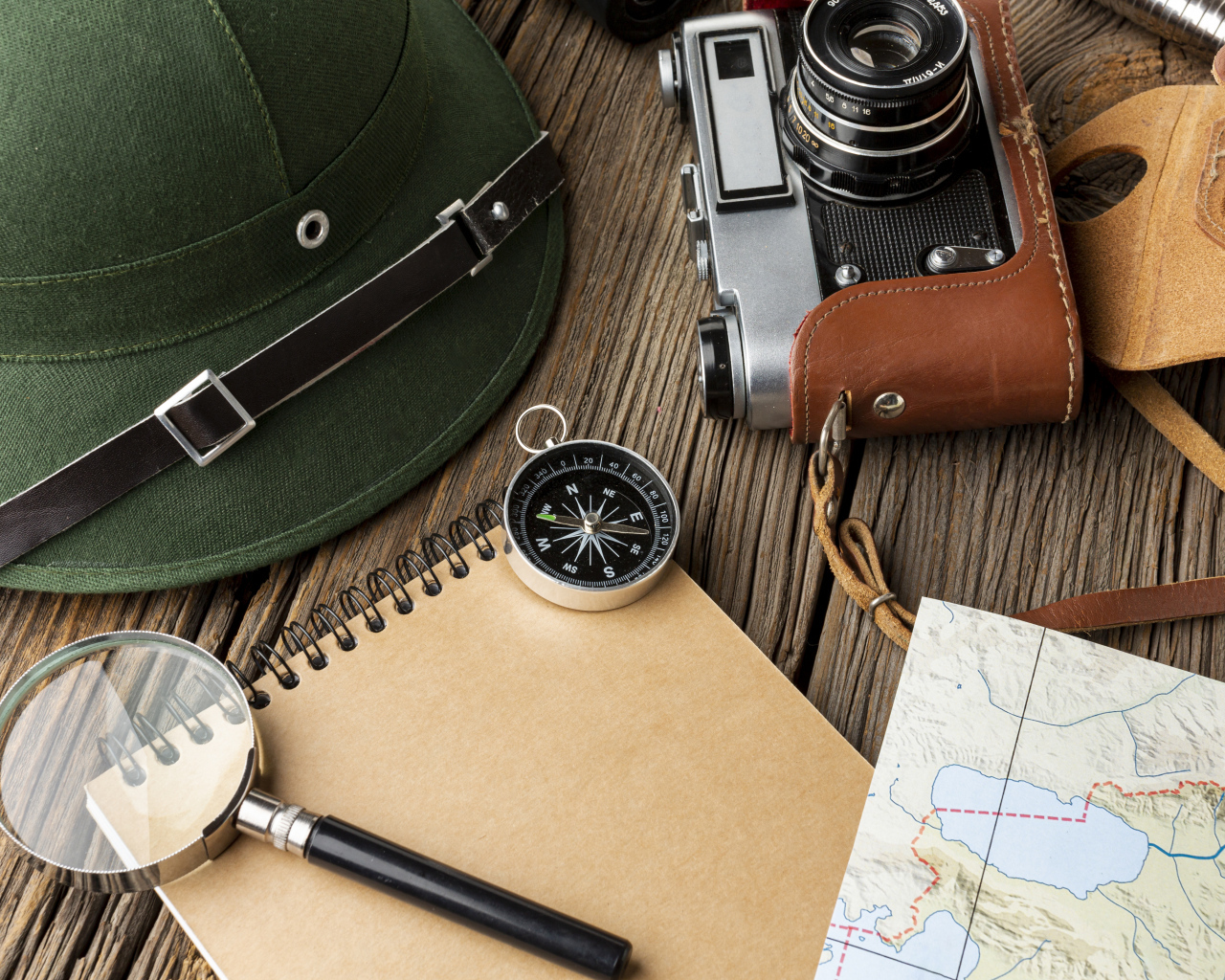 Предметы путешественника на столе