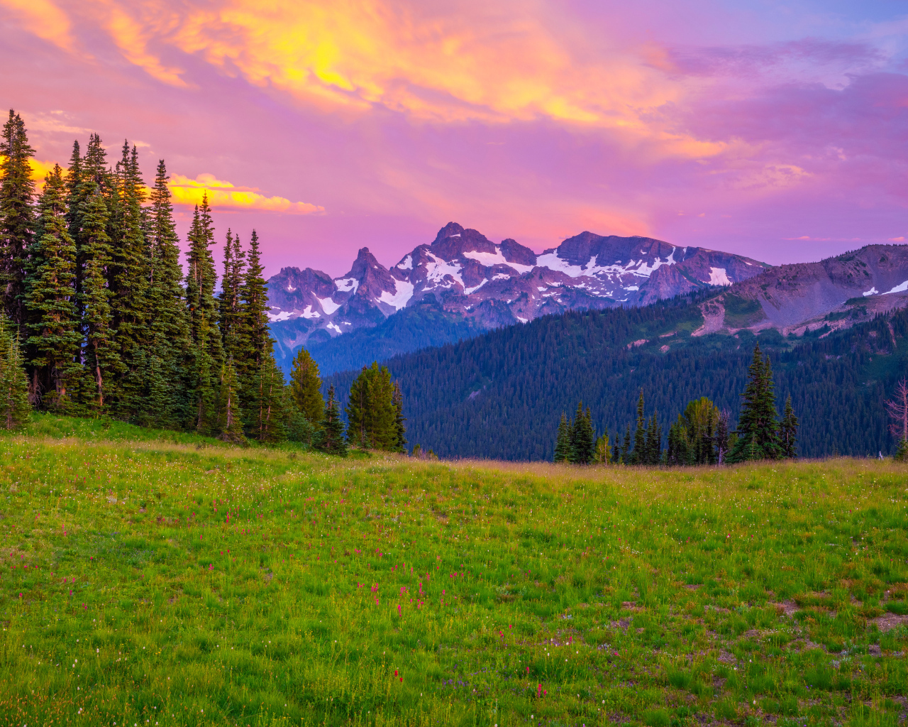 Красный закат в горах, США