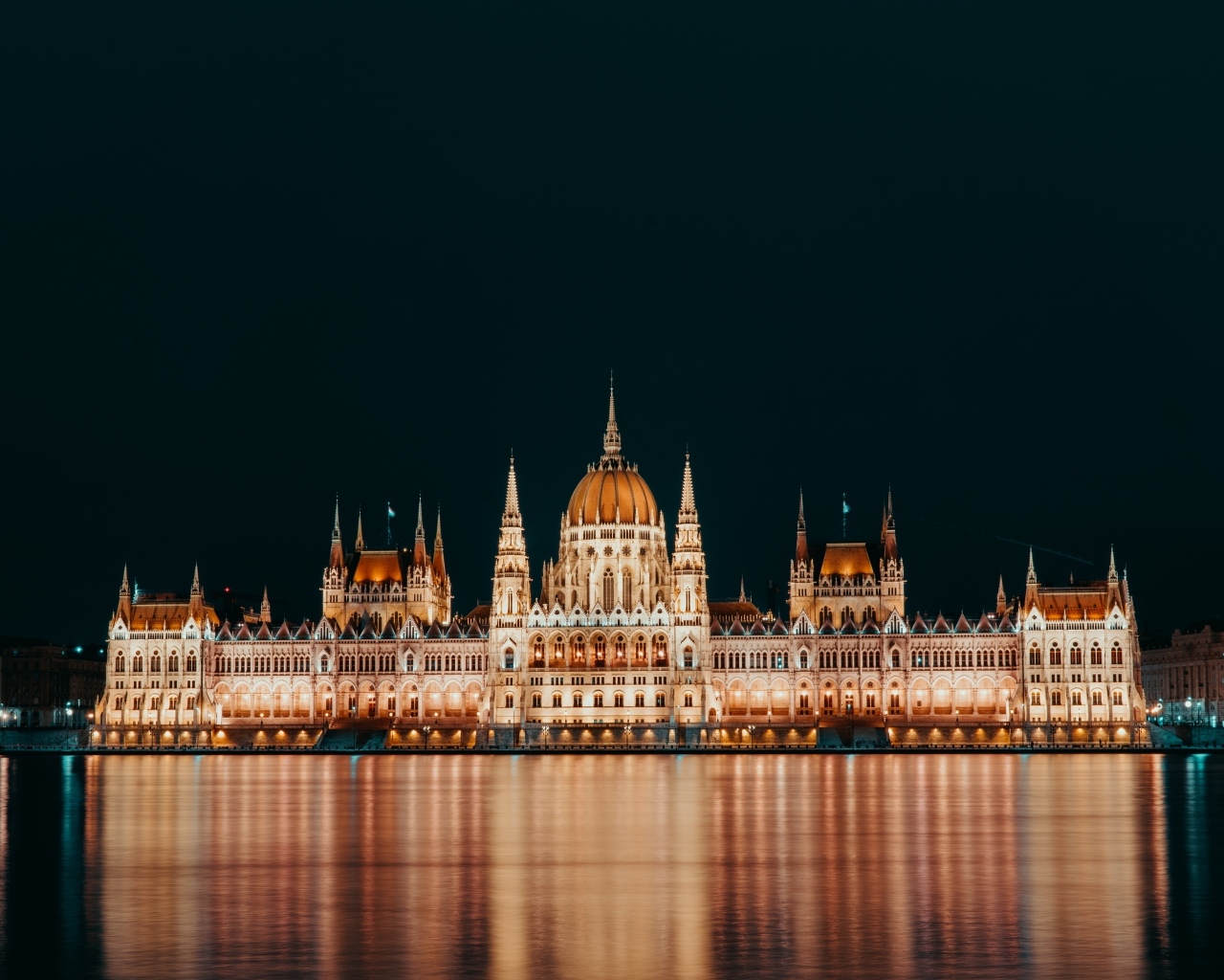 Здание Венгерского парламента ночью