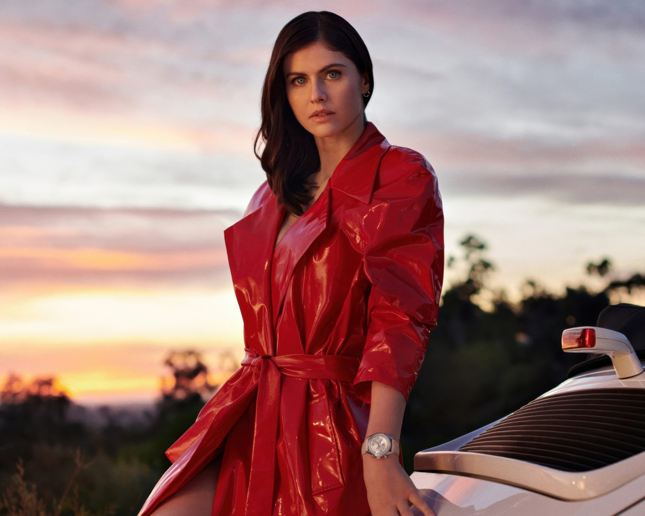 Актриса Александра Даддарио в красном плаще у автомобиля