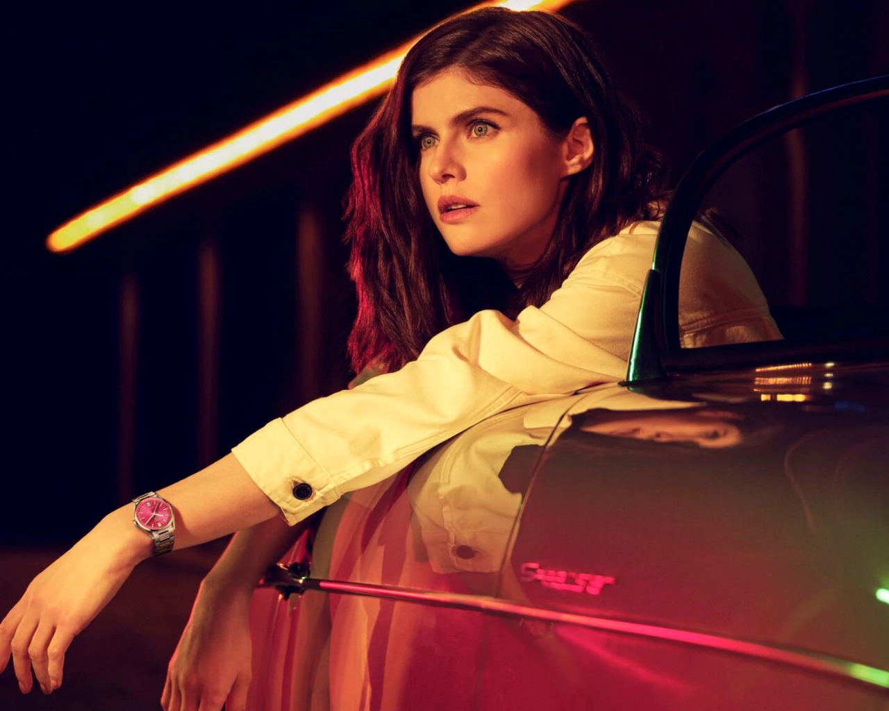 Актриса Александра Даддарио сидит в автомобиле