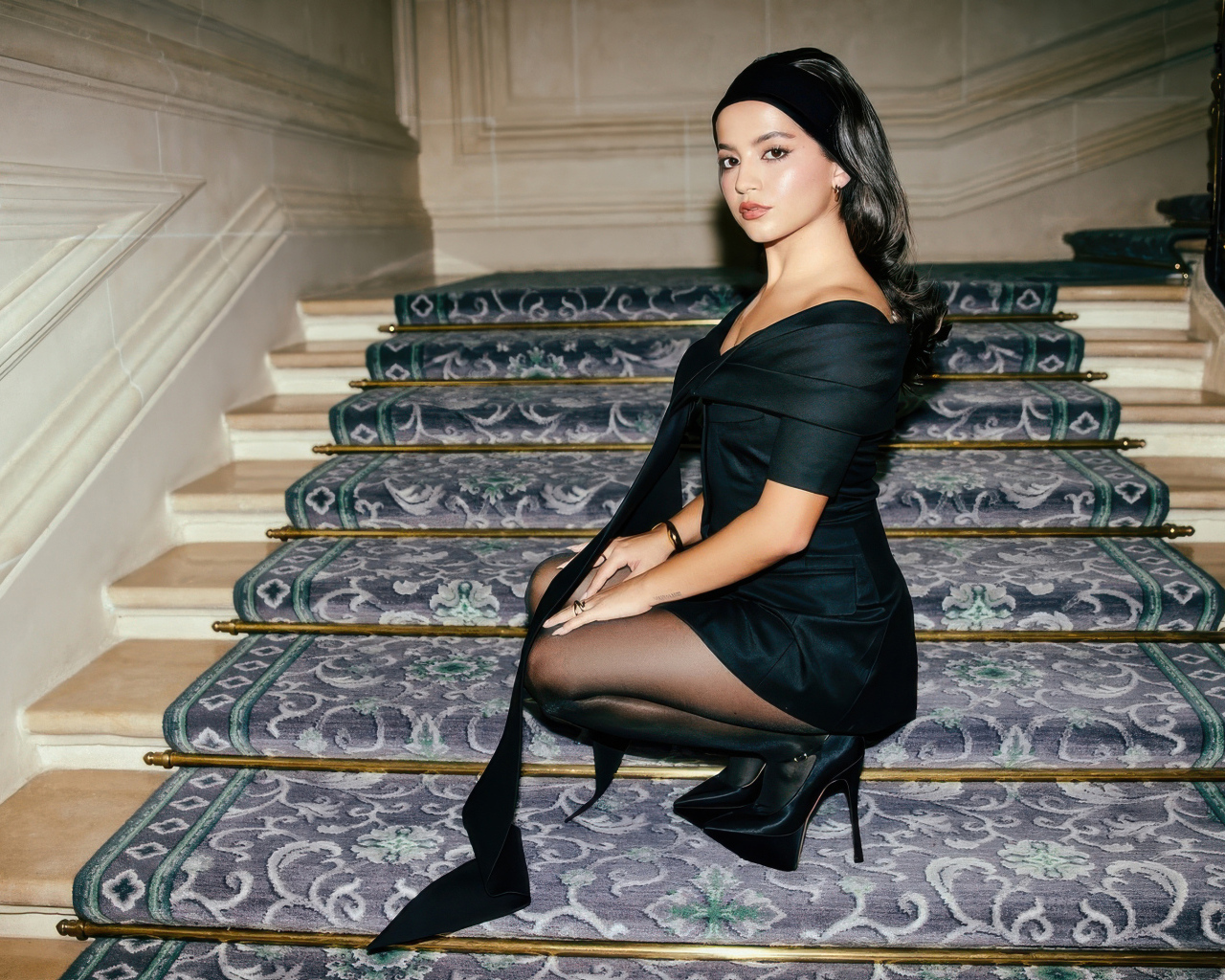 Актриса Изабела Мерсед в черном платье на ступенях