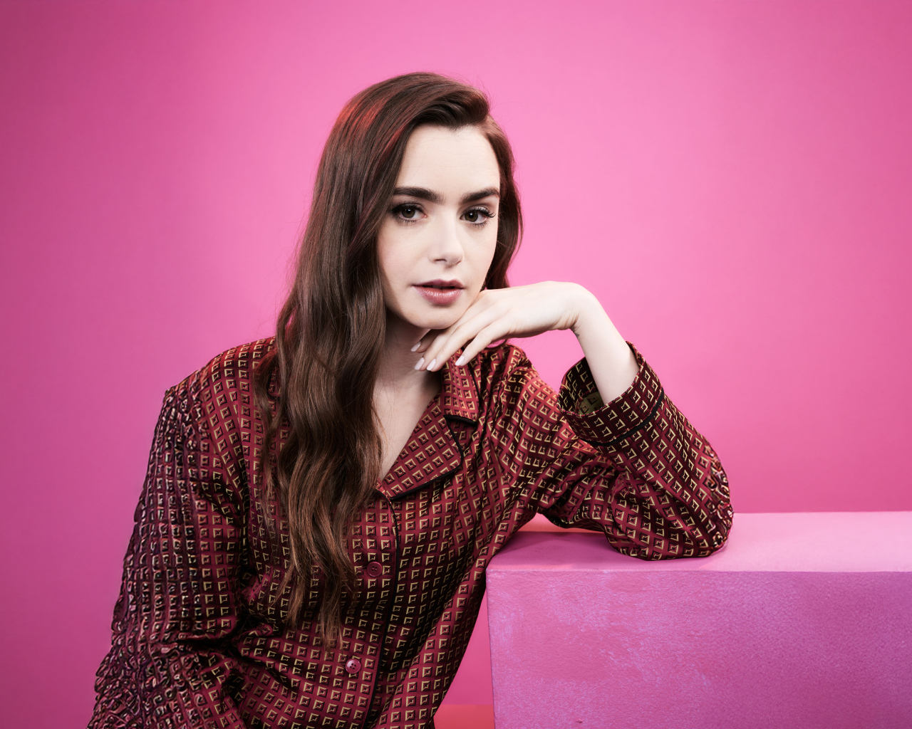 Актриса Лили Коллинз в пижаме в розовой комнате