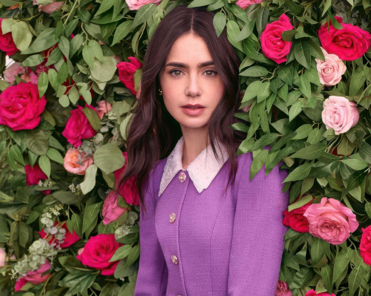 Актриса Лили Коллинз стоит у цветов