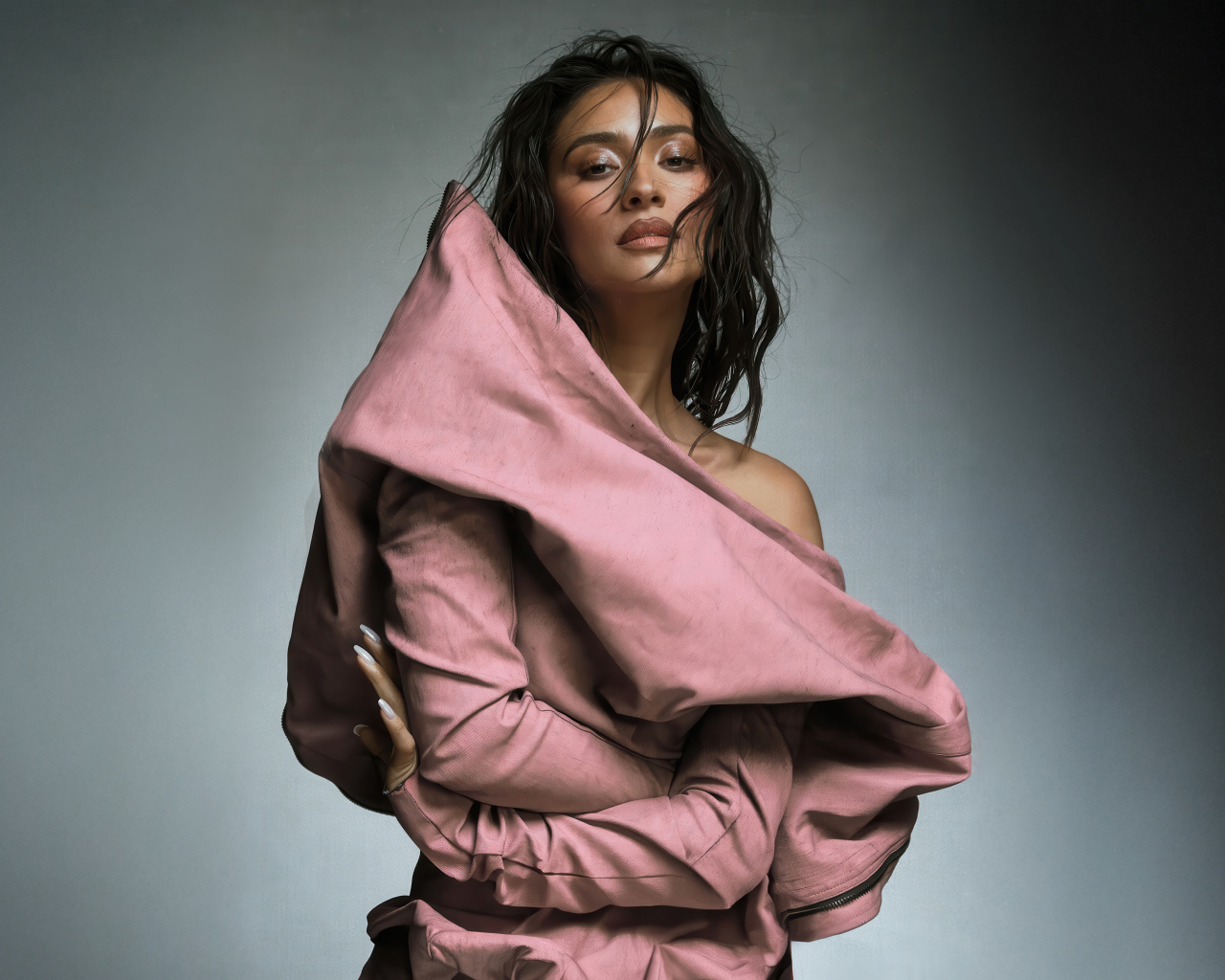 Актриса Шэй Митчелл на сером фоне