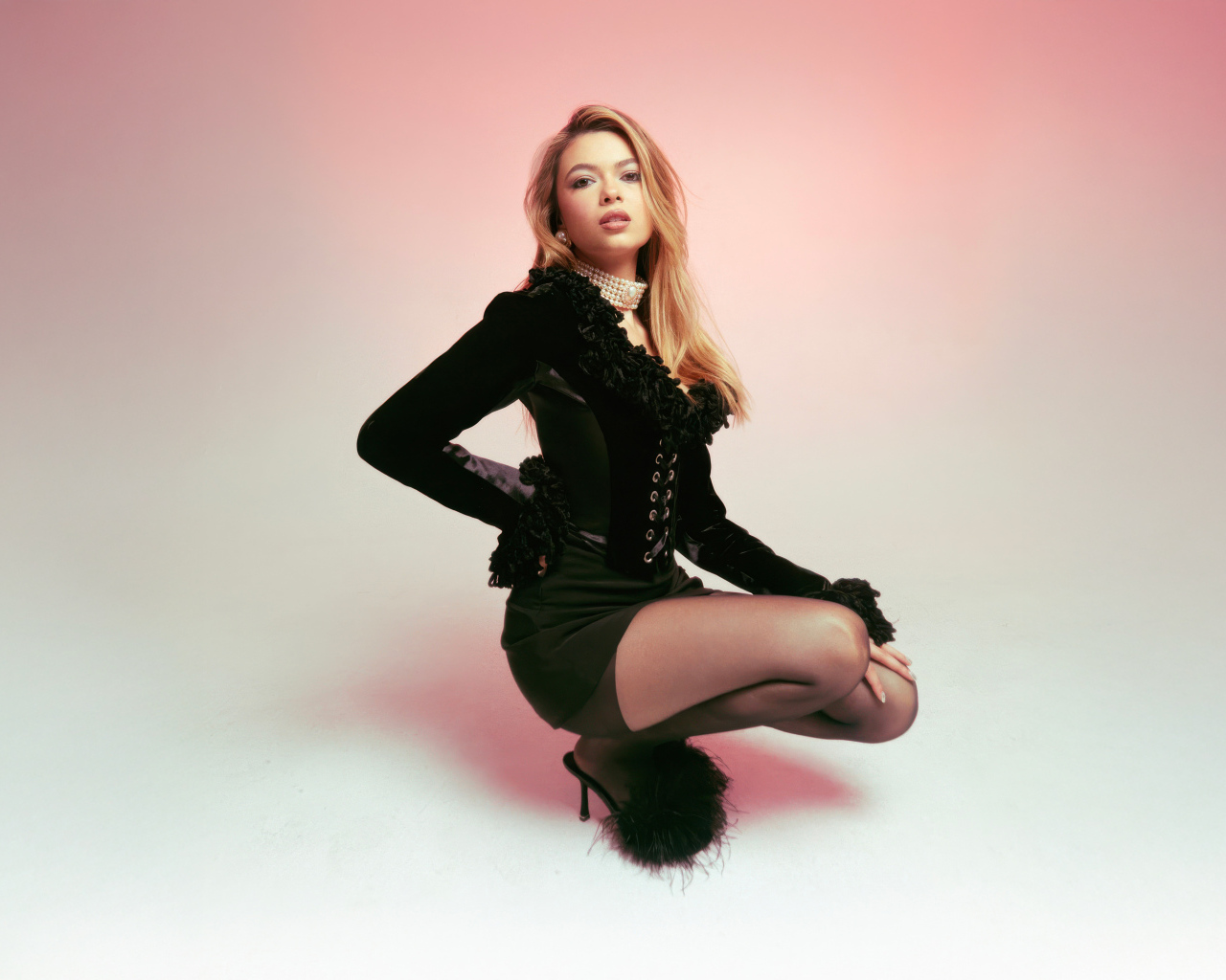 Американская актриса Никки Хан в черном костюме