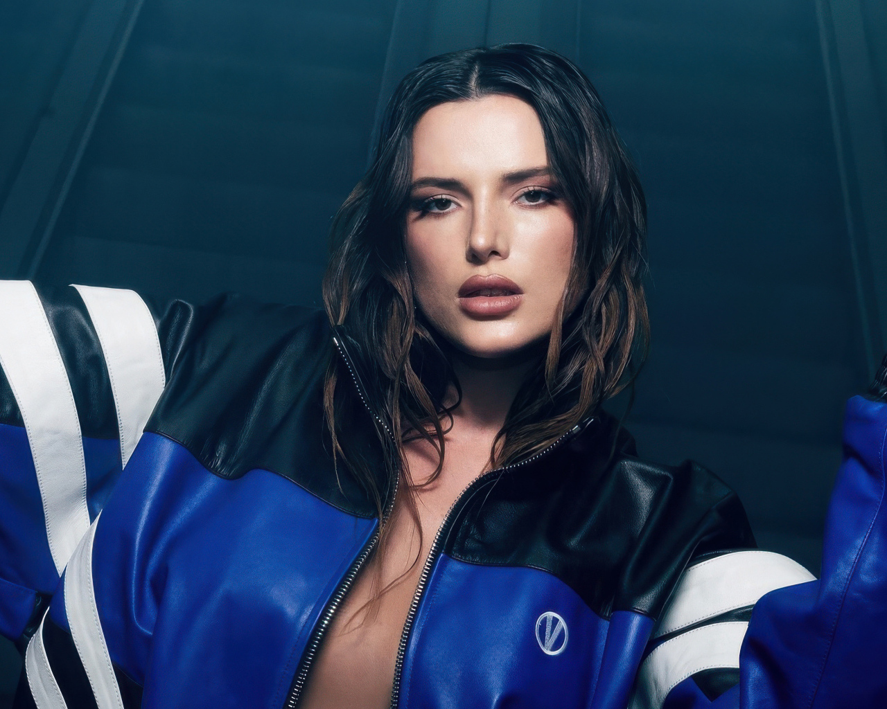 Красивая актриса Белла Торн в кожаной куртке