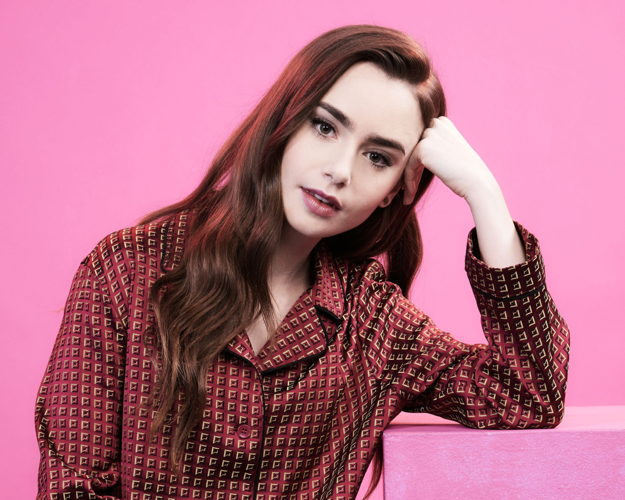 Красивая актриса Лили Коллинз в розовой комнате