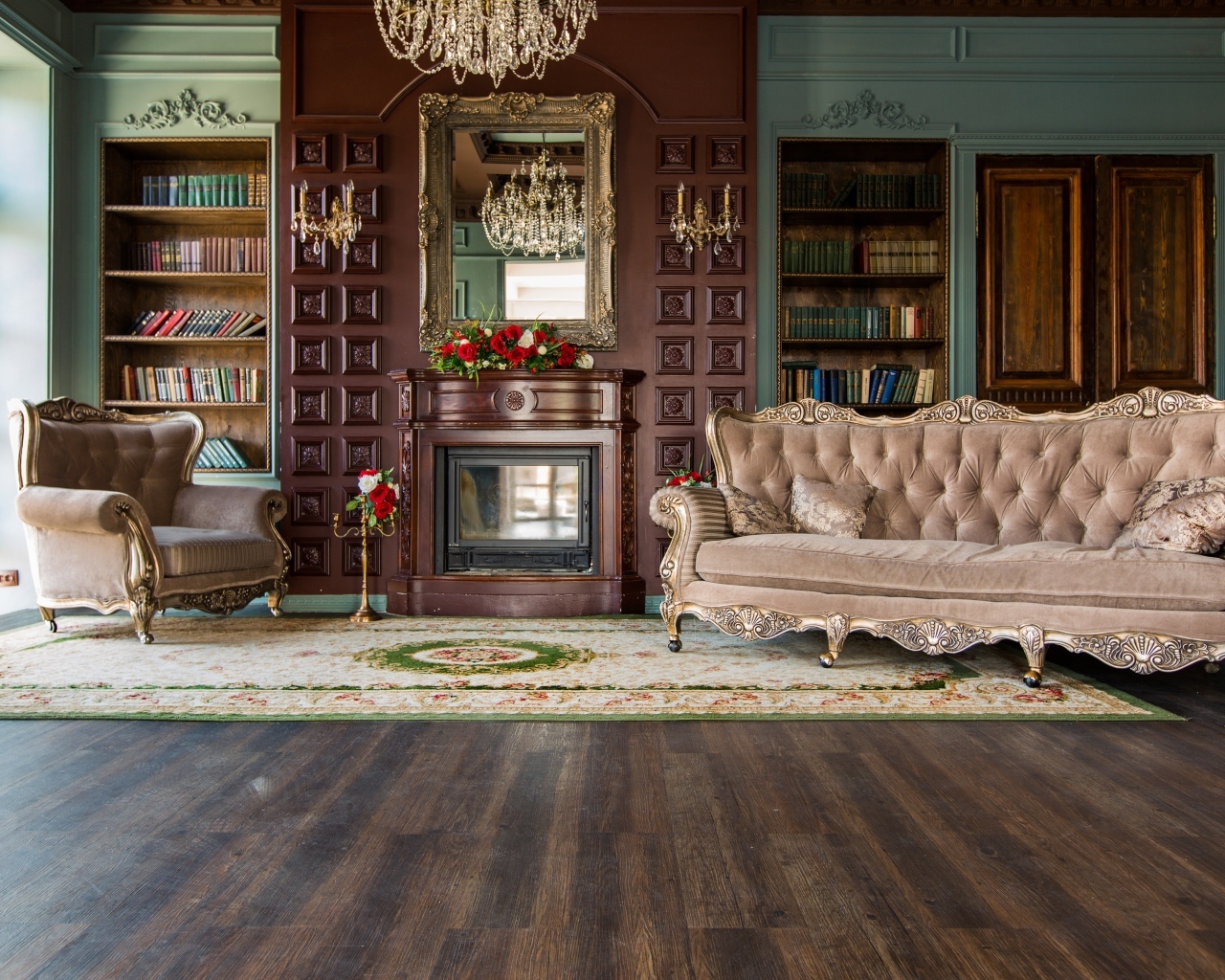 Красивая старинная мебель в комнате с камином