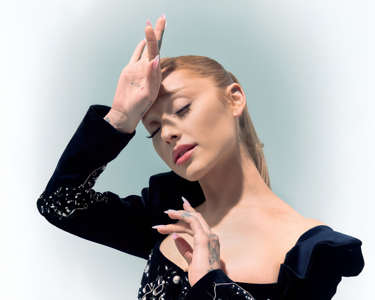 Милая американская актриса и певица Ариана Гранде с закрытыми глазами