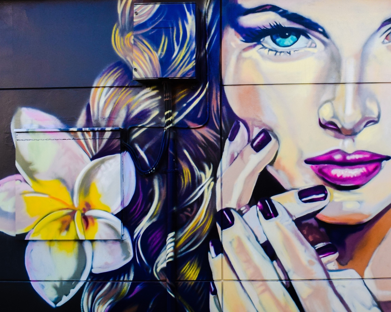 Нарисованное лицо девушки с цветком