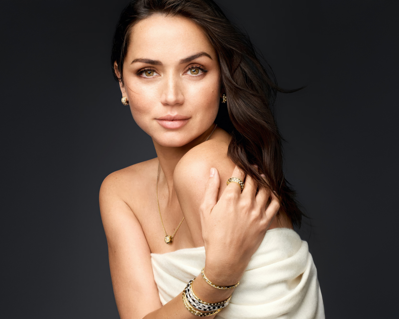 Нежная кареглазая девушка актриса Ана де Армас