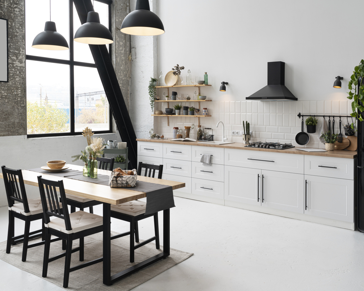 Большая светлая кухня с большим столом