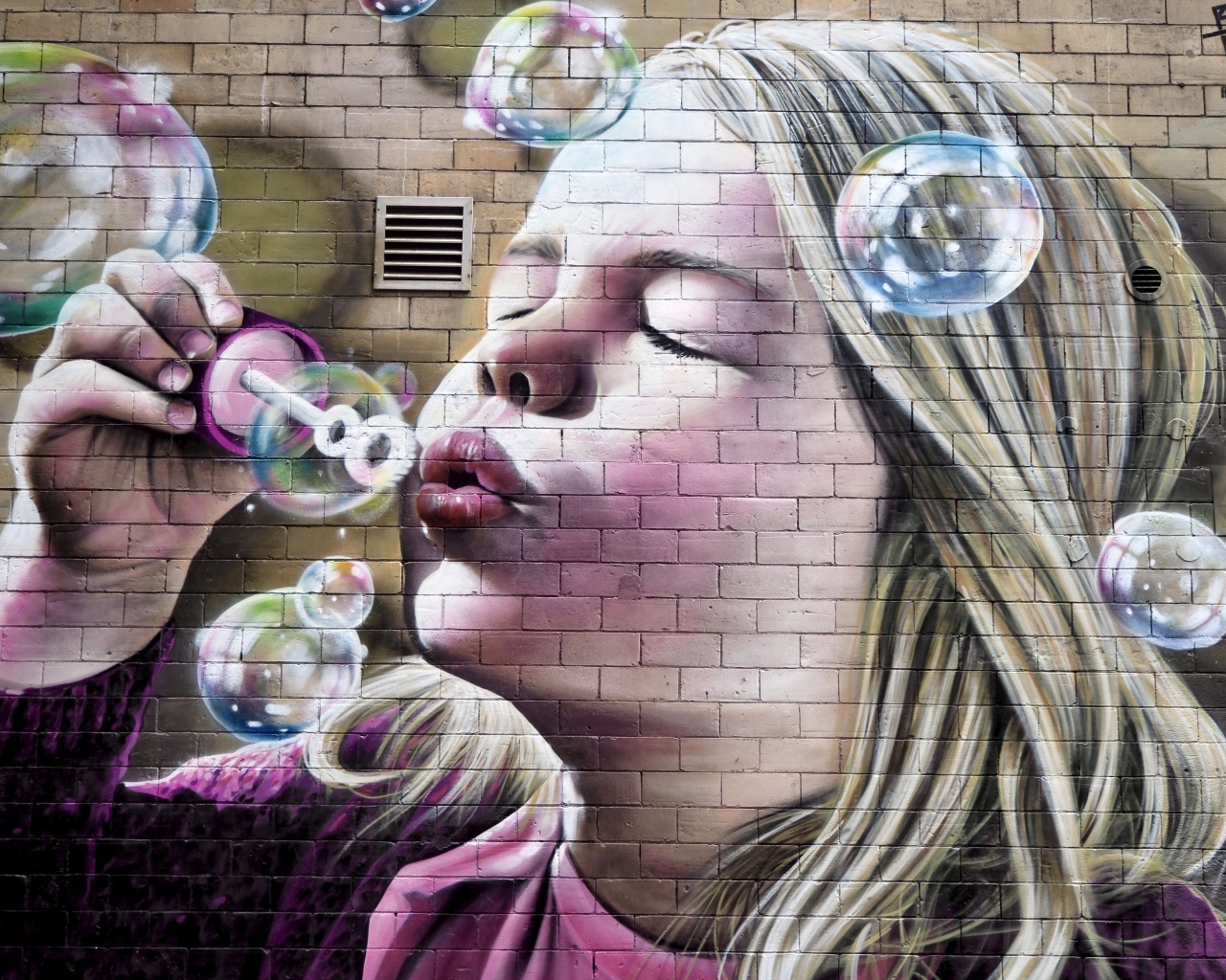 Нарисованная на стене маленькая девочка с мыльными пузырями