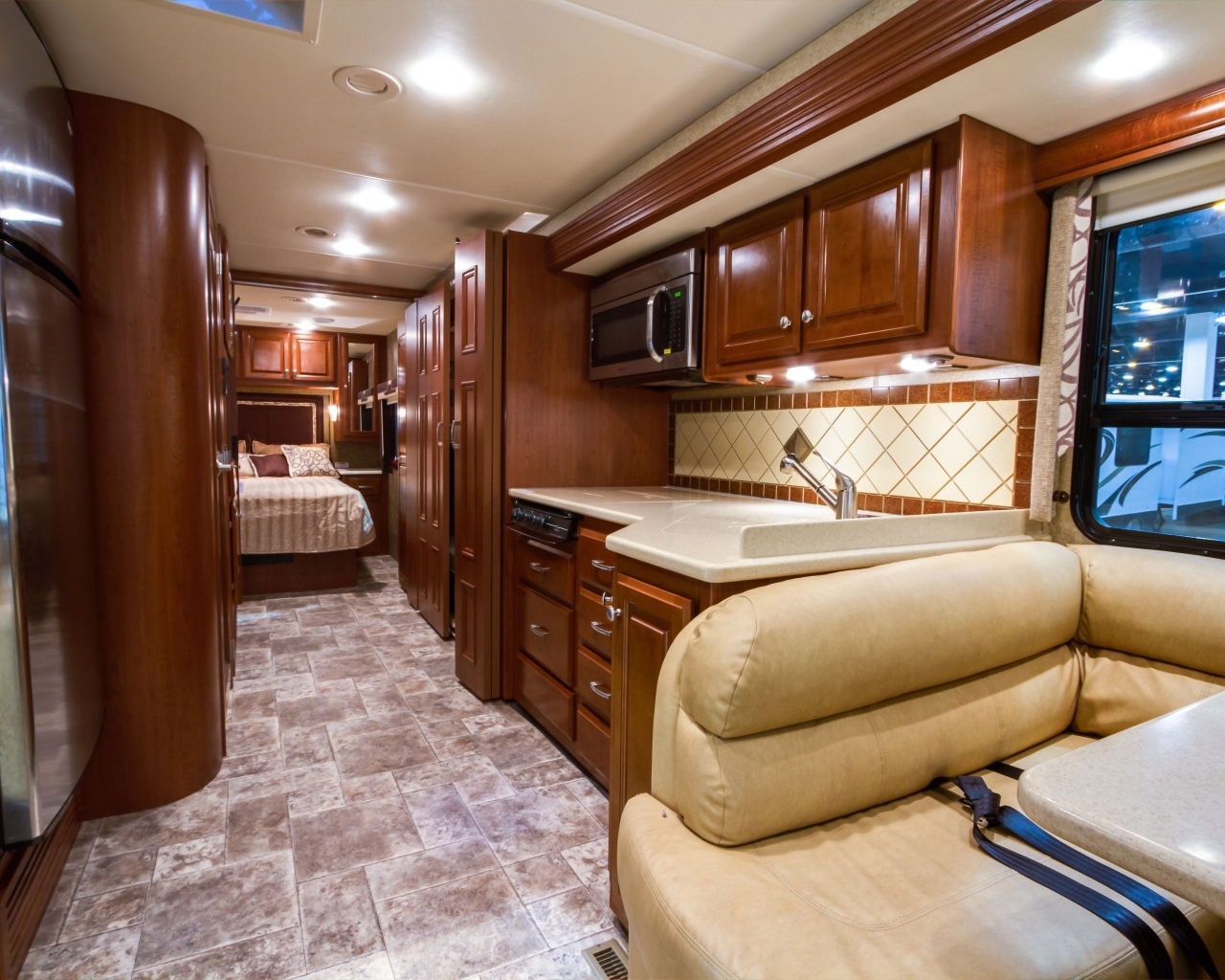 Дом на колесах с красивой деревянной мебелью