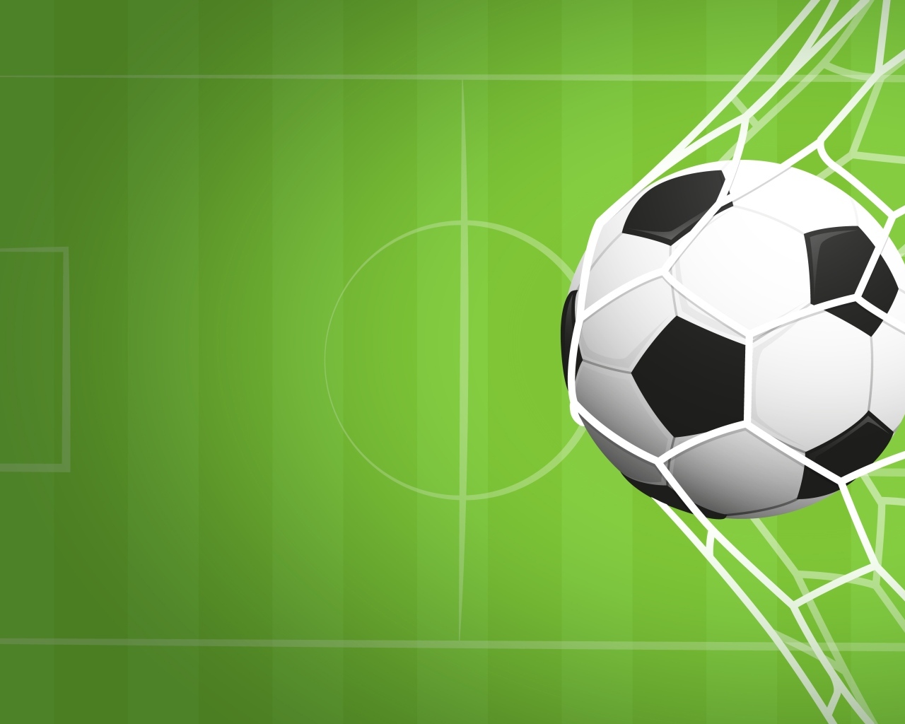 Футбольный мяч в воротах на фоне поля