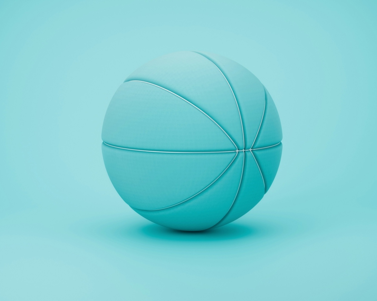Спортивный мяч на голубом фоне