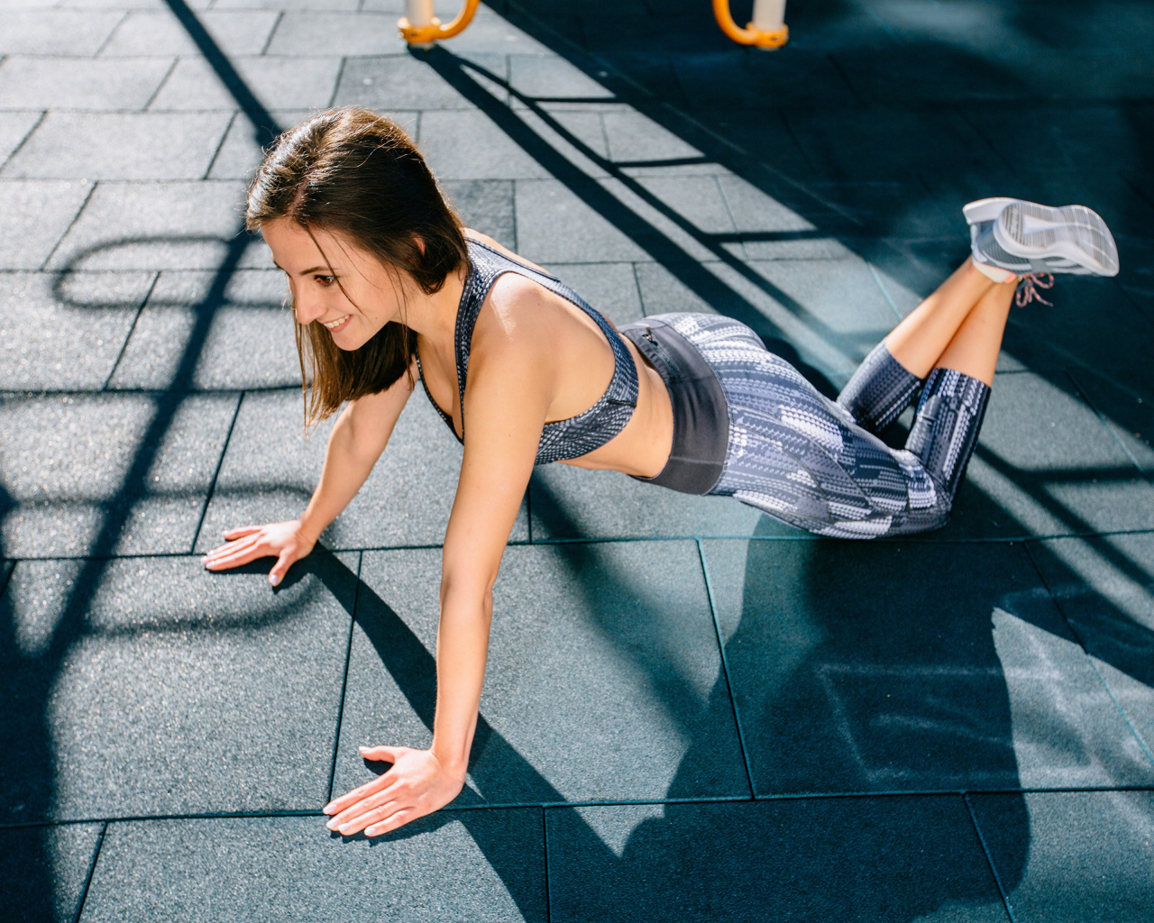 Спортивная девушка делает упражнения в спортзале