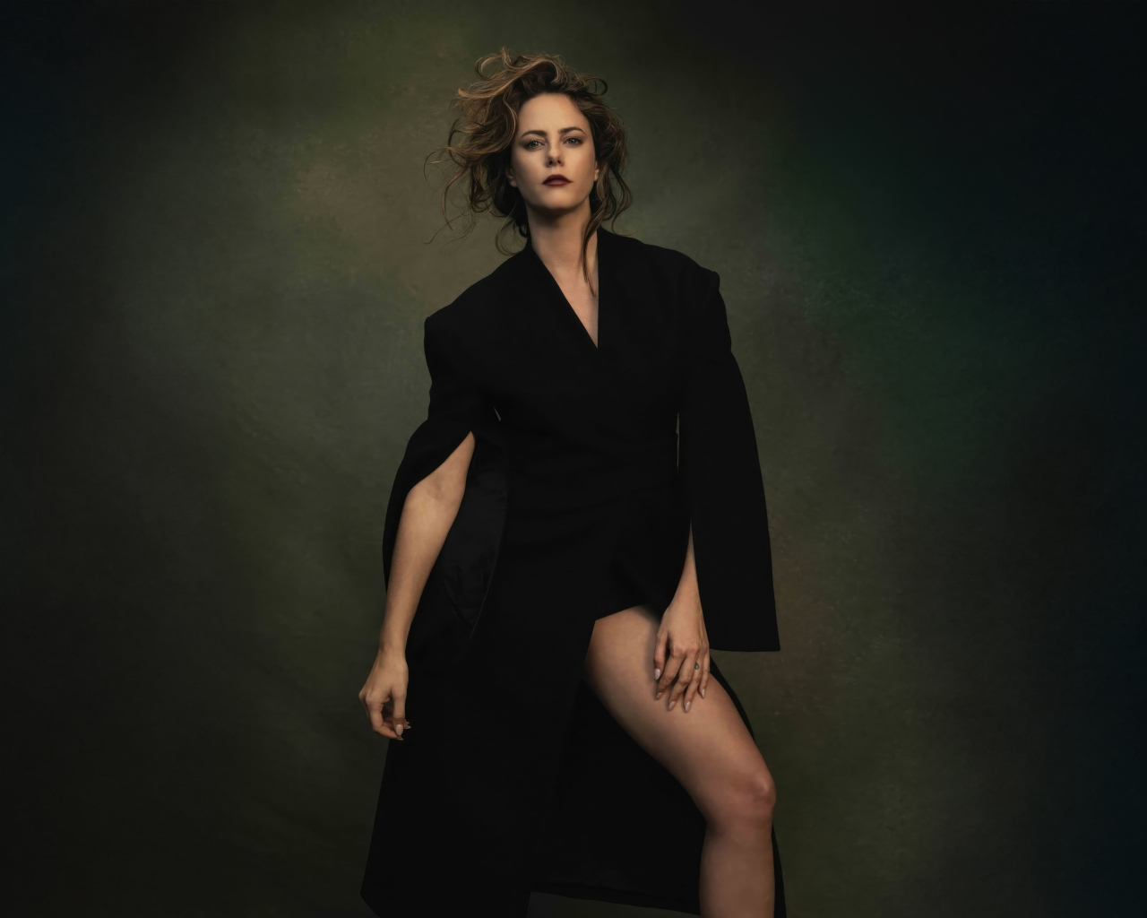 Эффектная актриса Кая Скоделарио в черном наряде