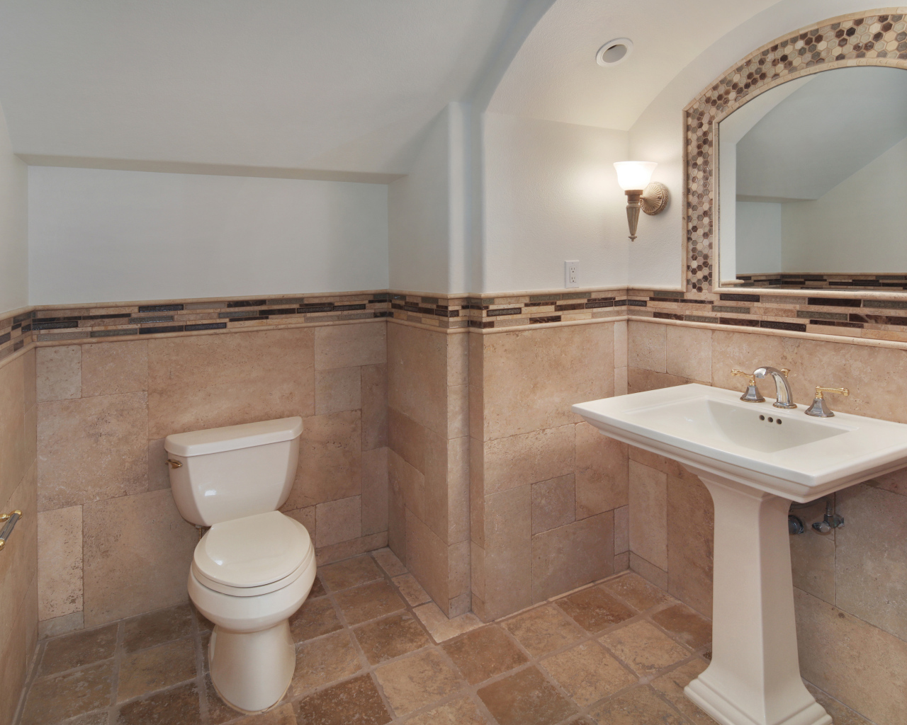 Туалет с зеркалом и раковиной