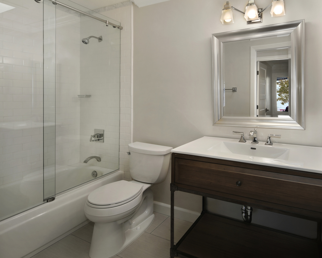 Интерьер ванной комнаты в белом цвете с душевой кабиной и унитазом