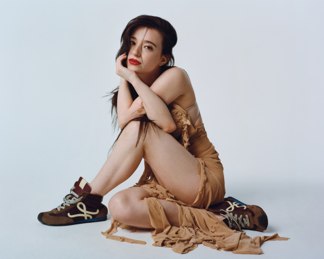 Молодая актриса Майки Мэдисон на сером фоне