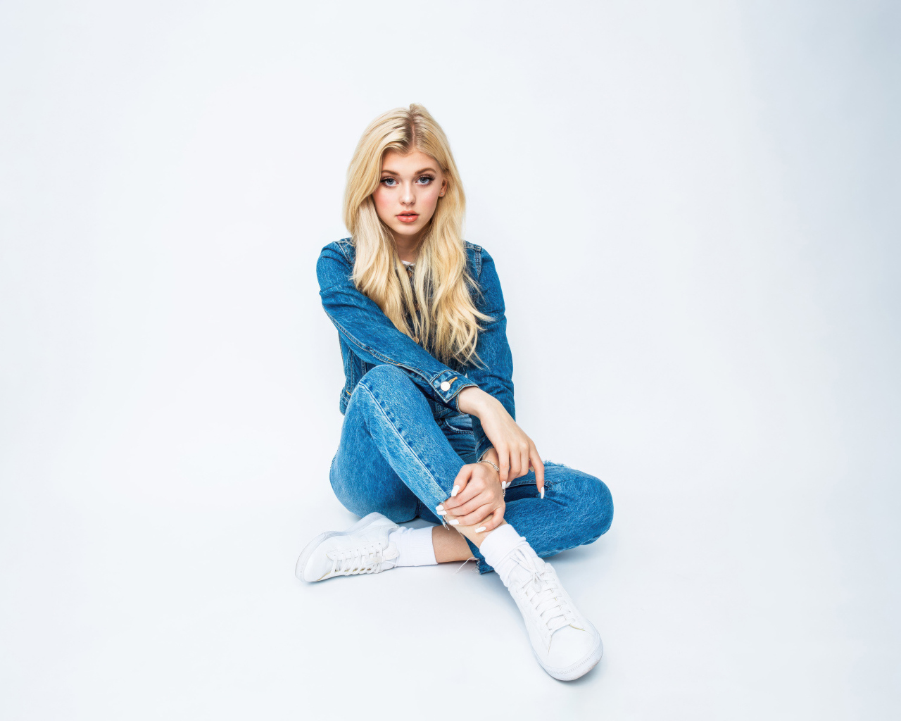 Молодая блондинка в джинсовом костюме Лорен Грей