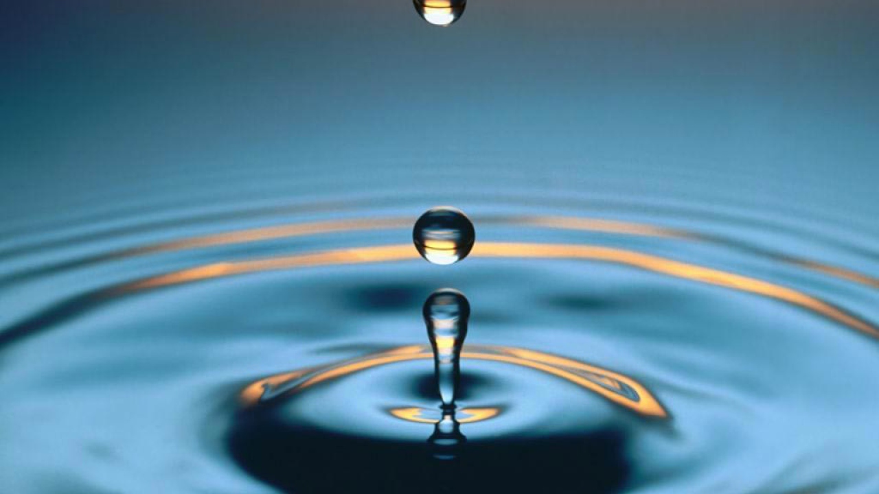 Падающая капля воды