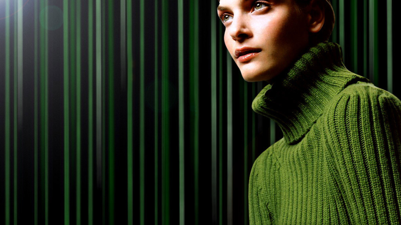 Девушка в зеленом свитере