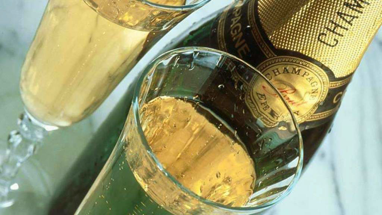 Шампанское в бокалах