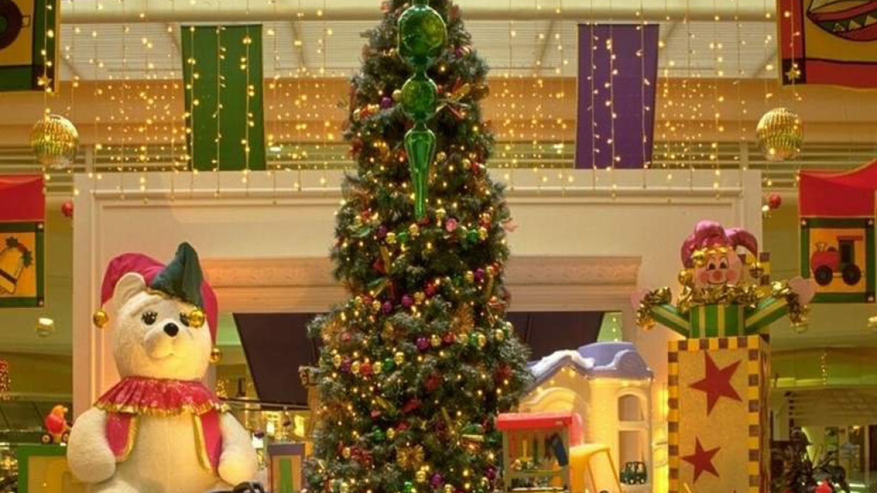 Игрушки под ёлкой