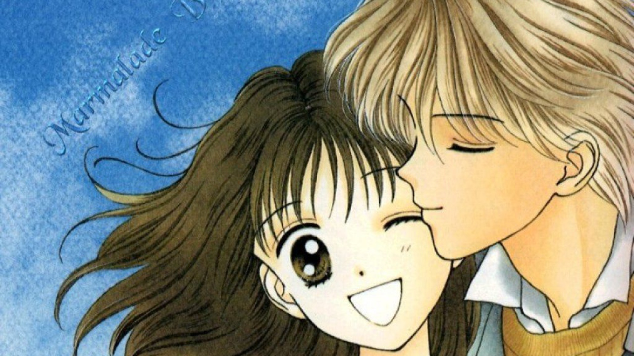 Парень целует девушку