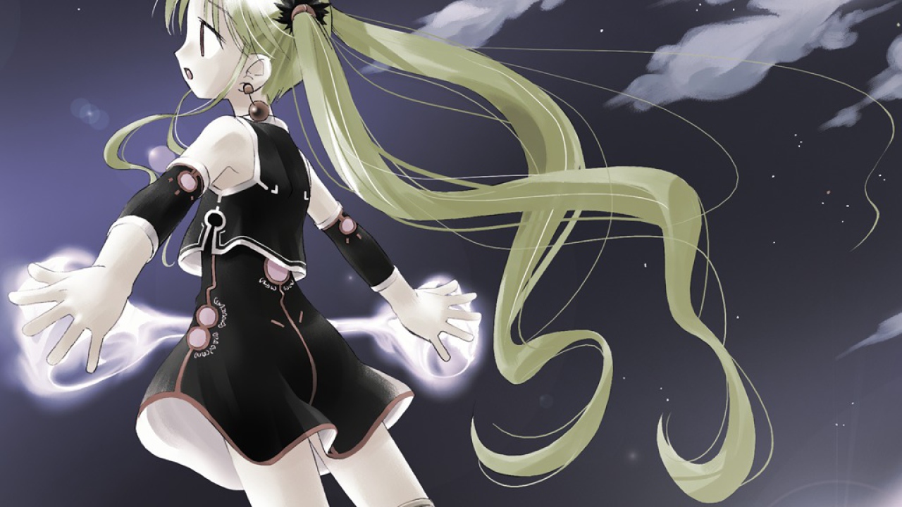 симпатичная девочка в черном платье