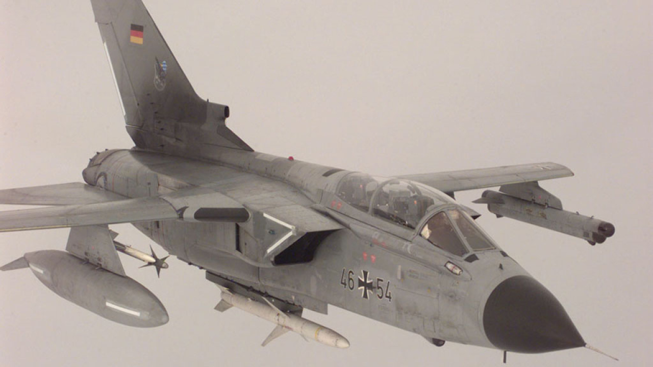 Реактивный самолет в тумане