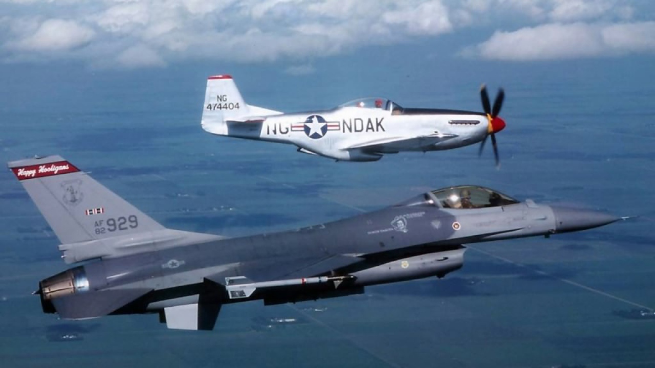 Моторный и реактивный самолёты