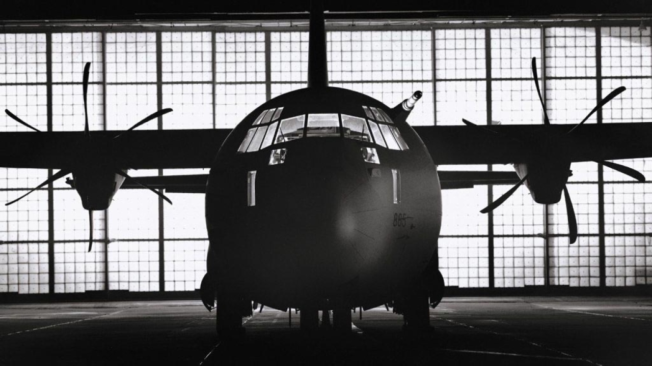 Самолет в ангаре