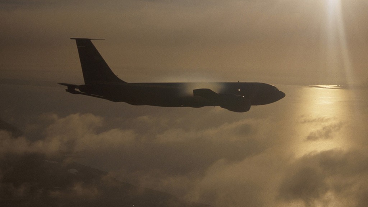 Самолет в облаках