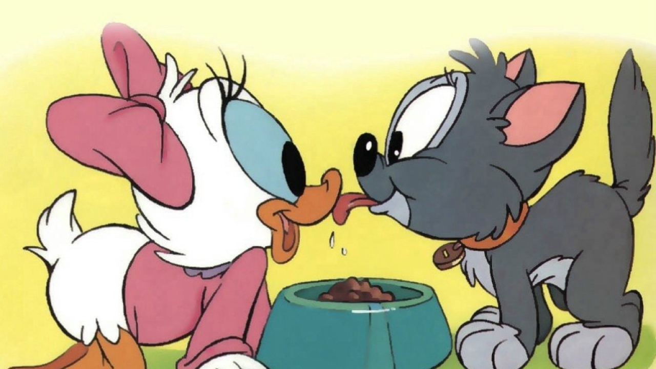 утка целует кота